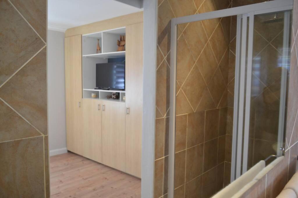 Waletale Dolphin Blue Sleeps 2 * Cape Town